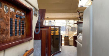 Luxury-yachts-specialist-Princess-60-07