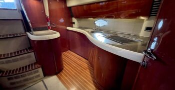 Luxury-yachts-specialist-Fairline-43-24