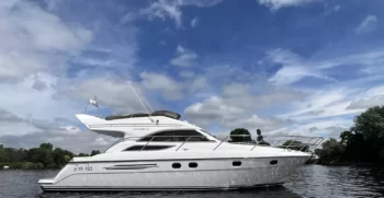 Luxury-Yachts-Specialist 14 48 39